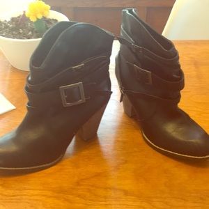 MIA size 6 ankle boots with heel